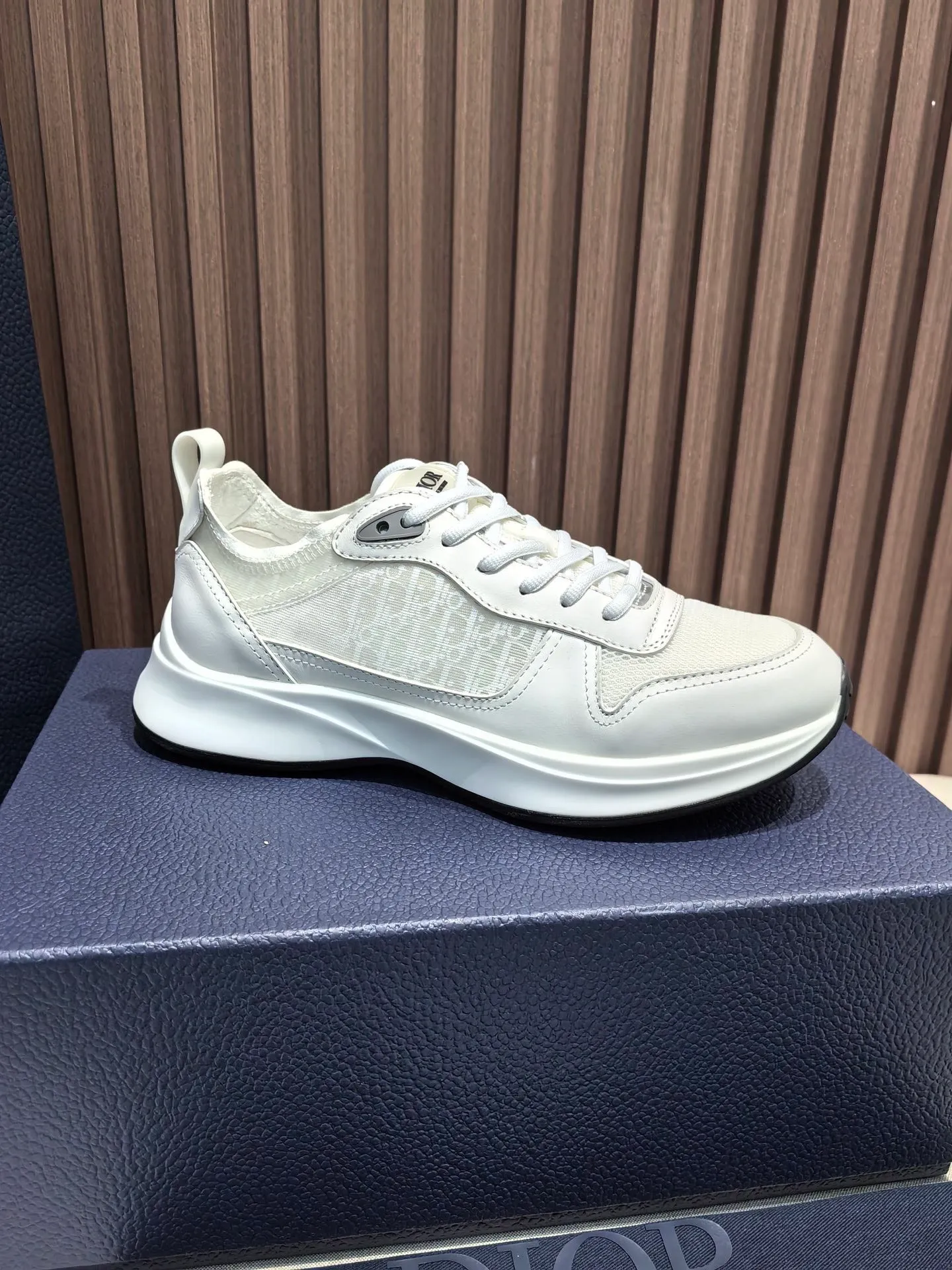 Factory price: 440💰 🔍Top purchasing agent🇮🇹 Dior's super-popular sports shoes, popular for street men, are synchronized with the new product counters. The uppers are made of Italian original imported cowhide and matched with D's customized fabrics. It is a must-have for fashionistas. The complex craftsmanship is perfectly reproduced. Imported soft cowhide foot pads, soles: original soles specially provided by the original factory, exclusive movable molded soles are super comfortable, original factory follow-up goods, 🔍🔍high quality, you can enter and exit the counter at will, welcome to compare, code number 38-45 (46 can be customized and cannot be returned or exchanged)